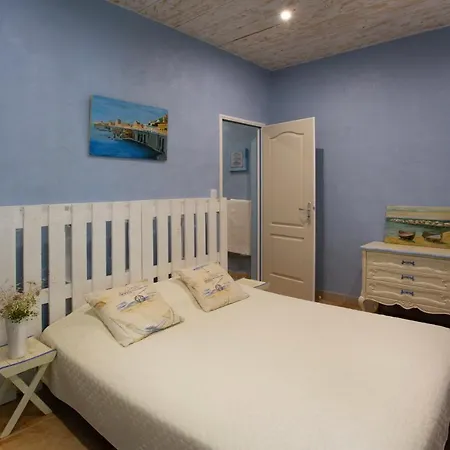 Chateau Catherine De Montgolfier - B&B Et Gites - Piscine - Domaine Viticole Bio Avec Degustation 3* נרבון
