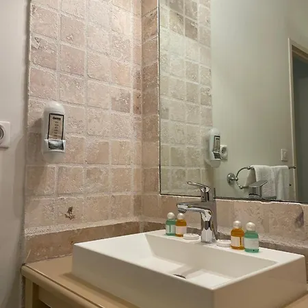 Chateau Catherine De Montgolfier - B&B Et Gites - Piscine - Domaine Viticole Bio Avec Degustation Отель типа 